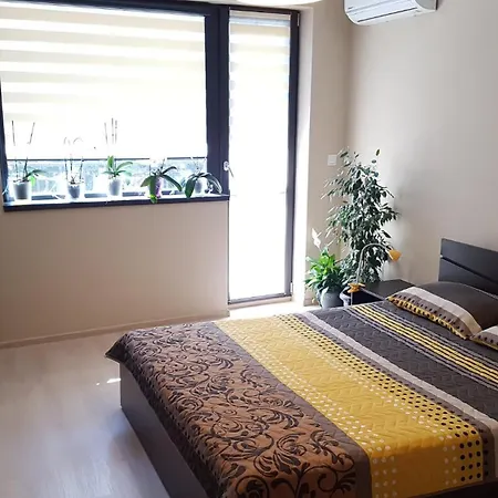 Poli's Aparment Sunny Freesia Apartment